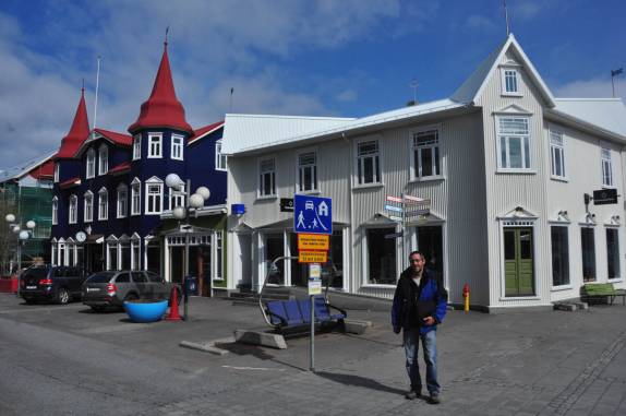 Caminhando em Akureyri, a maior cidade do norte da Islândia